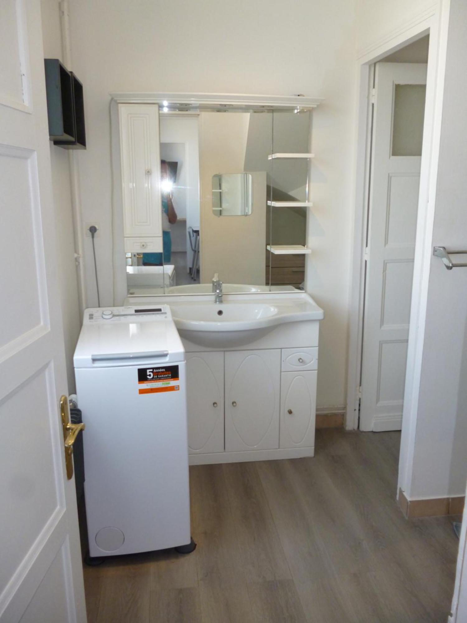 Cambuse A Au Premier Etage A 50 Metres De La *